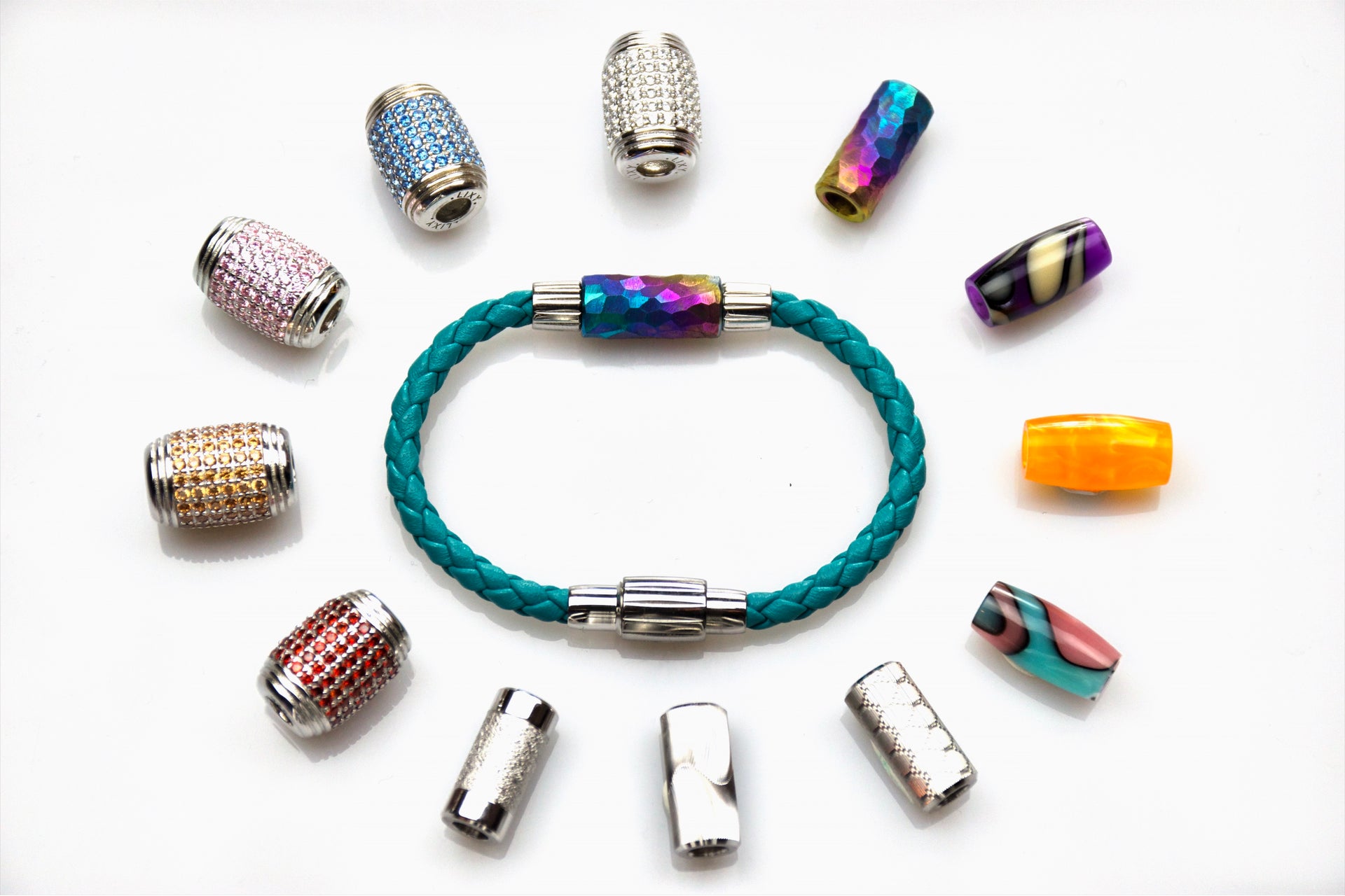 Charger la vidéo : Le concept de bracelet modulable LIXY vous permet de changer de style très rapidement. Grâce à son sytème de fermeture développé en Suisse dans nos ateliers, les bracelets deviennent un support aux centaines de perles que nous créons. Ainsi des milliers de possibilités vous sont offertes...